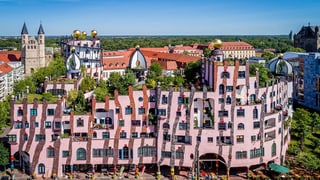 Ein grosses gebäude mit schrägen Linien auf der Fassade.