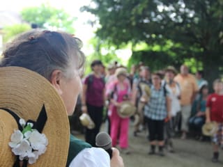 Eine Jodlerin empfängt die Wandergruppe mit einem selbst geschriebenen Lied.