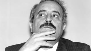 Schwarz-weiss-Aufnahme eines Mannes mit Schnauz, die Hand am Kinn. Schwarz-weiss-Aufnahme eines Mannes mit Schnauz, die Hand am Kinn.