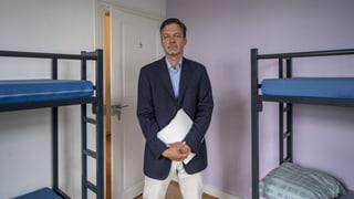Mann in Zimmer. Mann in Zimmer.