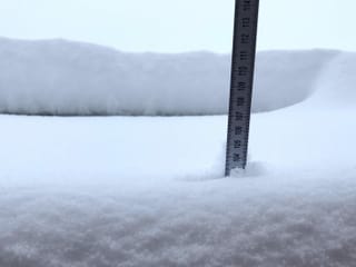 Schnee mit Massstab, der über 1 m zeigt