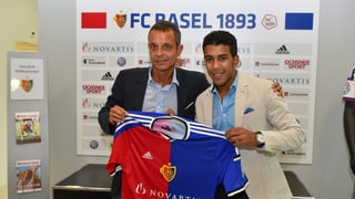 FCB-Präsident Bernhard Heusler posiert mit einem neuen FCB-Spieler.