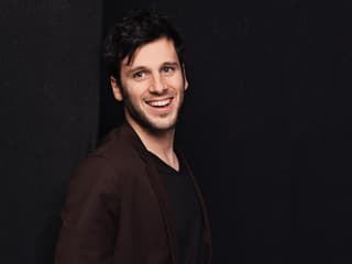 Sebalter vor dunkler Wand