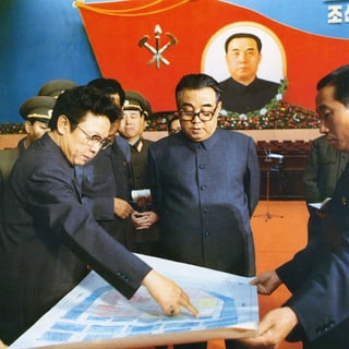 Kim Jong Sung (Mitte) und sein Sohn Kim Jong Il am Parteikongress 1980.