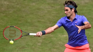 Roger Federer retourniert auf dem Rasen von Halle einen Ball mit der Vorhand.