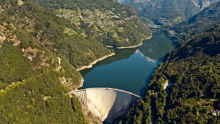 Luftaufnahme des Verzasca-Staudamms