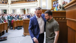 Andrzej Duda und Wolodimir Selenski verlassen Arm in Arm das Parlament in Kiew. 