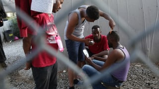 Flüchtlinge schneiden sich die Haare Flüchtlinge schneiden sich die Haare