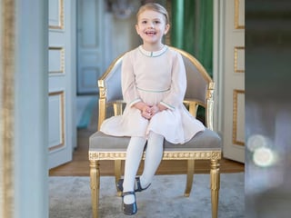 Prinzessin Estelle auf einem goldenen Stuhl sitzend.