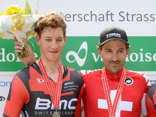 Stefan Küng steht als Zweiter zusammen mit Sieger Fabian Cancellara auf dem Podest.