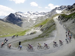 Das Feld in der Abfahrt vom Col de l'Iseran. Das Feld in der Abfahrt vom Col de l'Iseran.