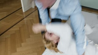 Mann schlägt auf Frau ein. (Symbolbild) Mann schlägt auf Frau ein. (Symbolbild)