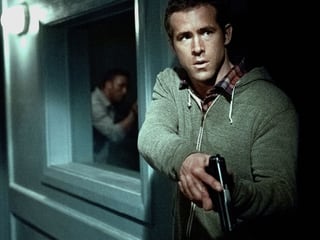 Ryan Reynolds als CIA-Agent Matt Weston mit einer Waffe in der Hand.