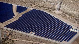 Eine grosse Solaranlage in der Wüste.