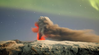 Der Vulkan Eyjafjallajökull speit Feuer.