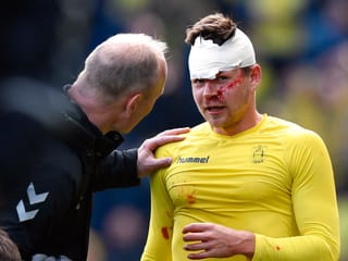 Dominik Kaiser mit Turban und blutüberströmtem Gesicht