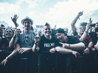 Lachende, glückliche Menschen in der Front-Row. Genau das mögen wir!