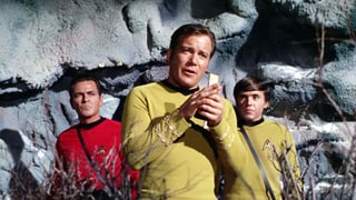 William Shatner als Captain Kirk mit einem Walkie-Talkie in Star Trek.