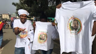 Männer halten weisse T-Shirts in die Luft. Männer halten weisse T-Shirts in die Luft.