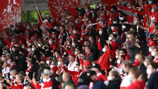 Viele Fans im Stadion mit Maske Viele Fans im Stadion mit Maske