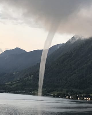 Wasserhose über dem See.