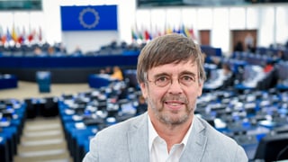 Mann im Europaparlament.