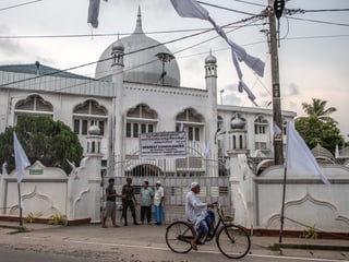 Weisse Moschee in Negombo mit Männern beim Eingang