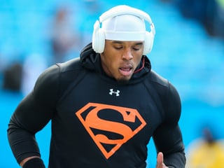 Cam Newton beim Einlaufen mit einem Superman-Shirt.