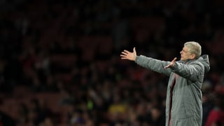 Arsène Wenger beschwert sich an der Seitenlinie