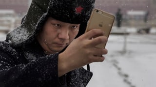 Ein Mann mit Pelzmütze macht ein Selfie. Ein Mann mit Pelzmütze macht ein Selfie.