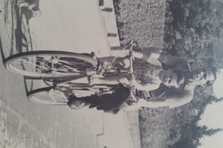 Peter Tobler sitz bei seinem Vater vorne auf dem Fahrrad. 