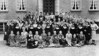 Ein Gruppenfoto von Kindern und Nonnen.