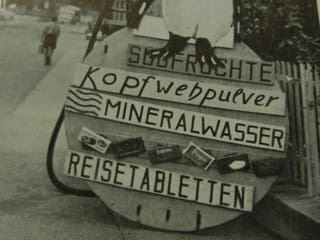 Historische Aufnahme eines Werbeschilds.