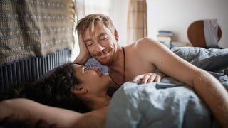 Ein Mann spricht mit einer Frau, die man von hinten sieht. Ein Mann spricht mit einer Frau, die man von hinten sieht.