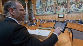 Ständeratspräsident Hannes Germann testet die neue elektronische Abstimmungsanlage im Ständeratssaal in Bern.