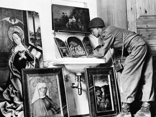 Amerikanischer Soldat betrachtet am 29. Mai 1945 Bilder, die Reichsmarschall Hermann Goering waehrend des Krieges aus ganz Europa zusammengetragen hat. 