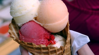 Glacé-Waffel mit drei Glacé-Kugeln