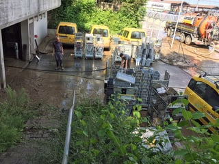 Auspumpen von Wasser bei der Postfiliale Pfäffikon. 