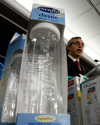 Tony Clement kündigte im April 2008 ein Importverbot für Babyflaschen aus Polycarbonat an.