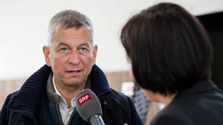 Manfred Küng im Interview mit einer SRF-Reporterin