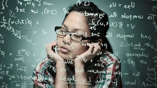 Eine Frau mit geschlossenen Augen. Vor ihr sind mathematische Formeln zu sehen. 