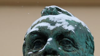 Schneebedeckte Statue des Preis-Stifters Alfred Nobel.