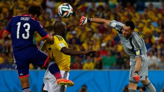Ospina boxt einen Ball weg, ehe Okubo zum Kopfball kommt.