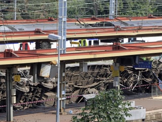 Um das Zugswrack am Bahnhof von Bretigny-sur-Orge von den Geleisen zu schaffen, wird es wohl einige Zeit dauern. 