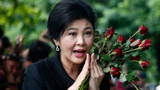 Yingluck mit Rosen