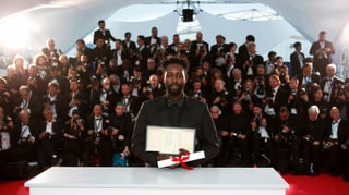 Regisseur Ladj Ly posiert im Mai 2019 mit dem Jury-Preis vor den Fotografen in Cannes.