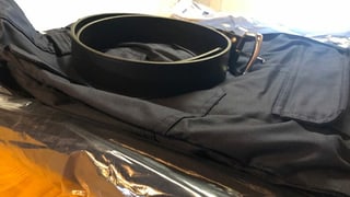 Uniform, gefaltet, mit Gurt Uniform, gefaltet, mit Gurt