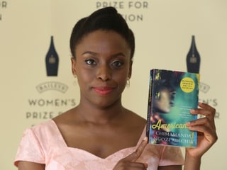 Chimamanda Ngozi Adichie zeigt ihr Buch.