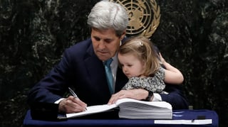 US-Aussenminister John Kerry unterschreibt das Klimaabkommen, mit Enkelin auf den Knien
