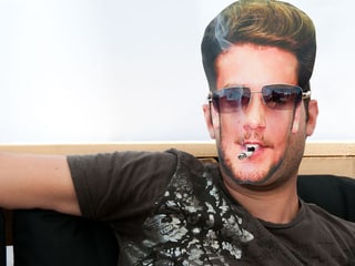 Die Camp-Bewohner begrüssten den echten Bastian Baker mit selbstgemachten Baker-Masken. Hier: Bastian Baker, der Coole. 
